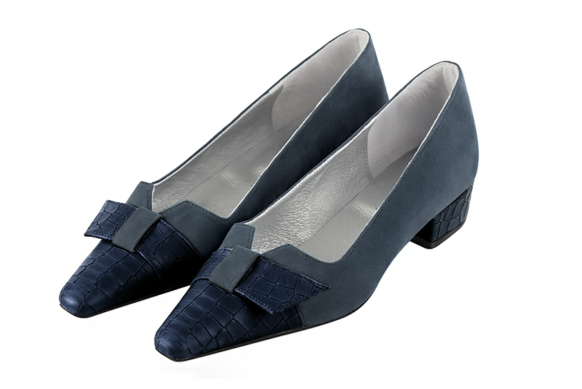 Navy blue women's dress pumps, with a knot on the front. Tapered toe. Low block heels. Front view - Florence KOOIJMAN